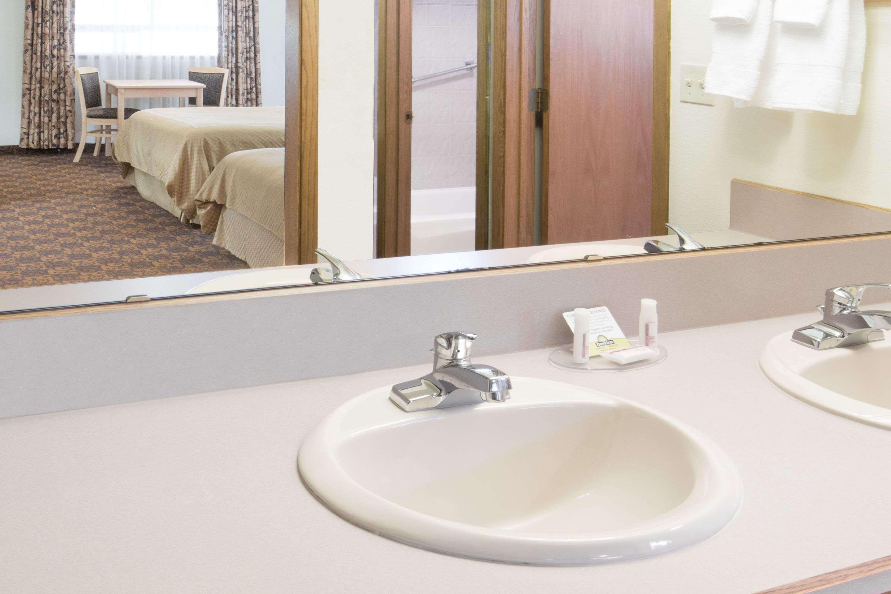 Days Inn By Wyndham Black Bear Salem Ngoại thất bức ảnh