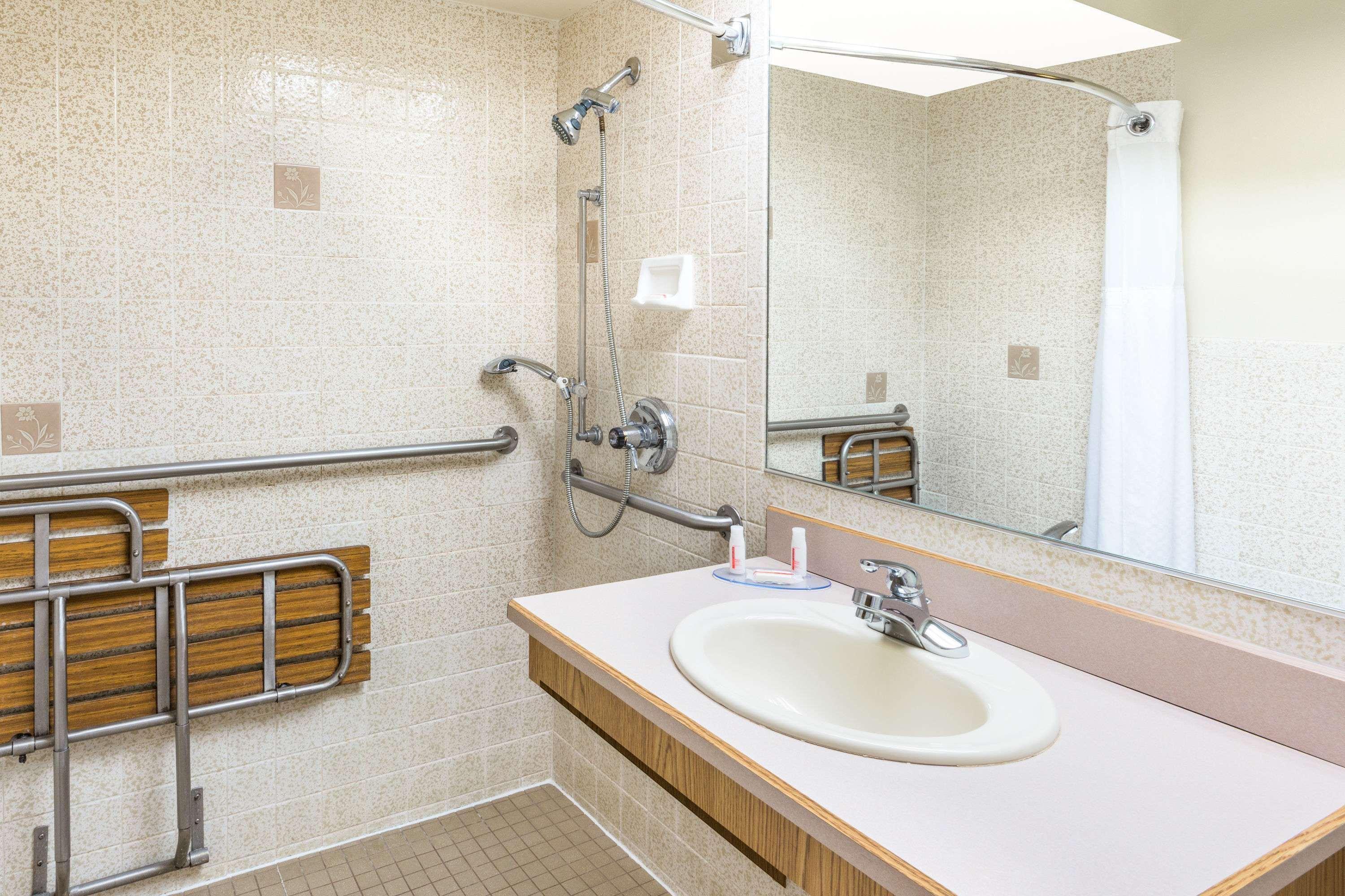 Days Inn By Wyndham Black Bear Salem Ngoại thất bức ảnh