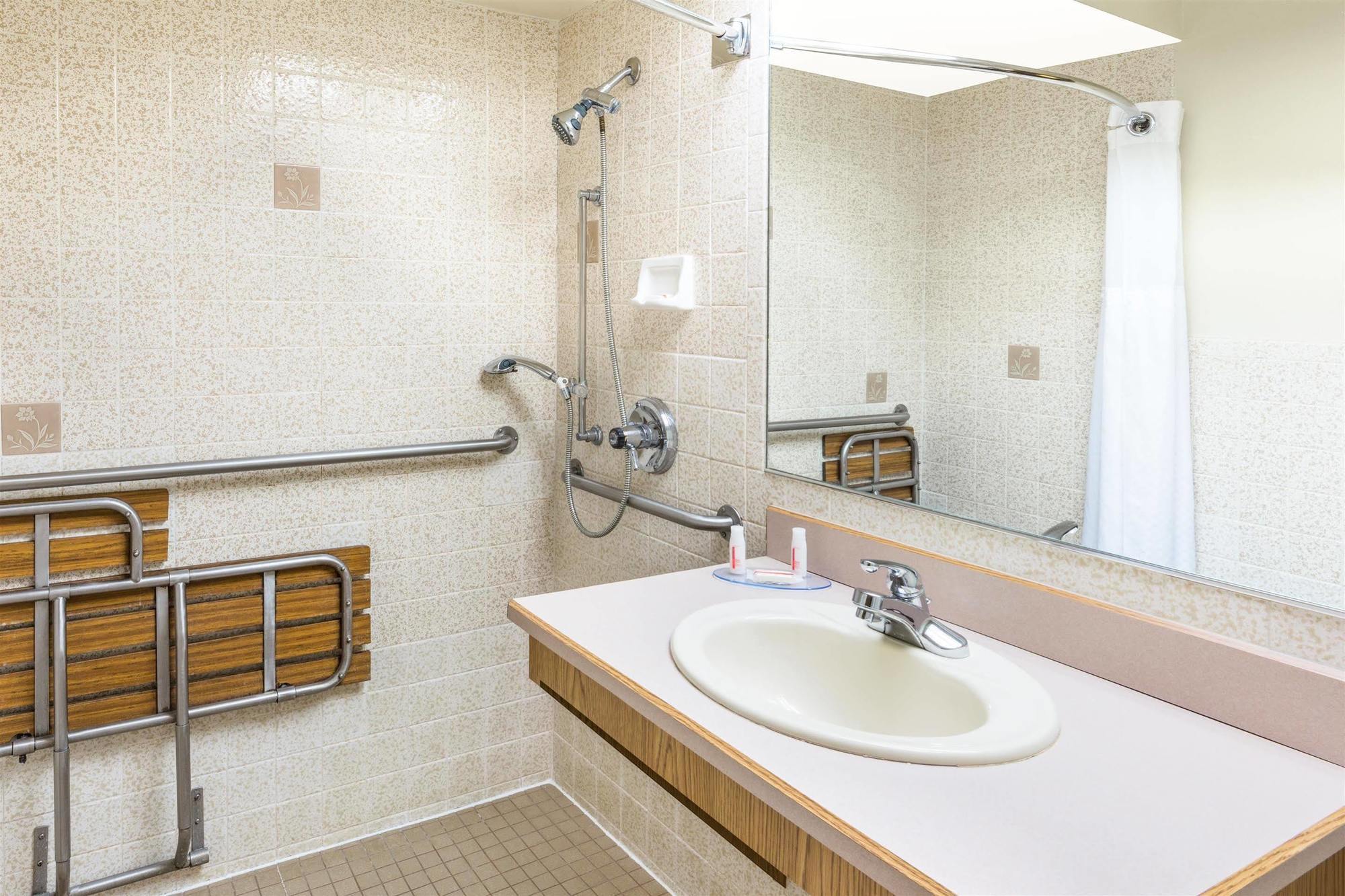 Days Inn By Wyndham Black Bear Salem Ngoại thất bức ảnh
